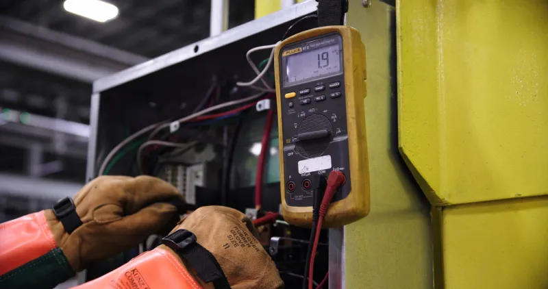 110V ou 220V: Entenda de Uma Vez por Todas Qual Voltagem Turbina o Desempenho das Suas Ferramentas