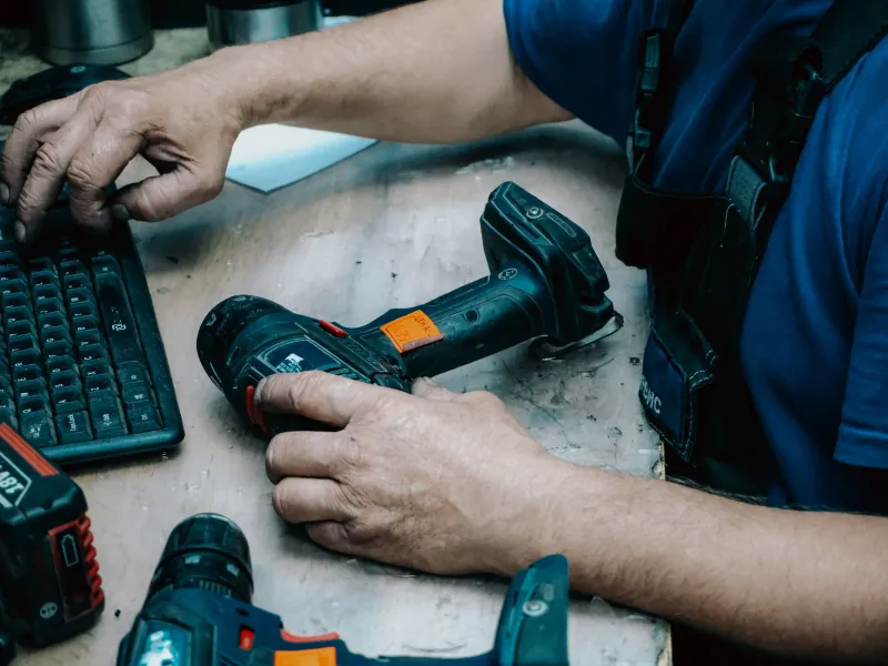 Obra Sem Tomada na Vista: O Manual de Sobrevivência das Baterias no Canteiro